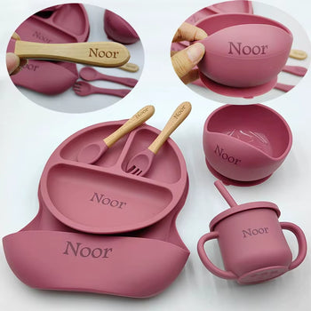 Set vaisselle bébé en silicone personnalisé avec prénom rose complet avec assiette bol tasse et bavoir - Bébé Lova