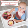 Bébé en chaise haute mangeant facilement et proprement avec l'assiette compartimentée, le bol et le bavoir en silicone - Bébé Lova