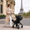 Siège auto cosy Zippy transformé en poussette, maman et bébé devant la Tour Eiffel - Bébé Lova