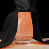 Soutien-gorge d'allaitement noir posé sur un verre d'eau illustrant son tissu respirant - Bébé Lova
