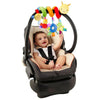 Bébé souriant dans un siège auto avec spirale d'éveil suspendue - Bébé Lova