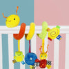 Spirale d'éveil colorée accrochée à un berceau avec jouets suspendus - Bébé Lova