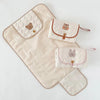 Tapis à langer portable matelassé motif cœurs déplié avec deux pochettes pliées brodées ours et lapin - Bébé Lova