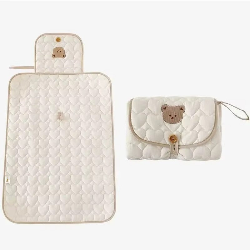Tapis à langer portable matelassé déplié et plié, modèle lapin à finitions roses - Bébé Lova