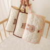 Tapis à langer portable matelassé déplié et plié, modèle ours à finitions beige - Bébé Lova