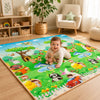 Bébé souriant jouant avec son ours en peluche sur le tapis d'éveil animaux PlayZone dans le salon - Bébé Lova