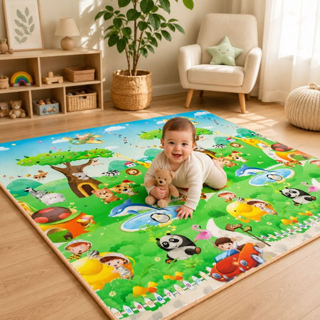 Bébé souriant jouant avec son ours en peluche sur le tapis d'éveil animaux PlayZone dans le salon - Bébé Lova