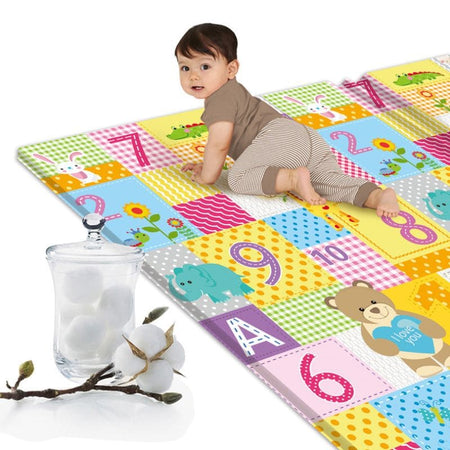 Bébé à quatre pattes sur le tapis d'éveil illustré de chiffres et d'animaux - Bébé Lova