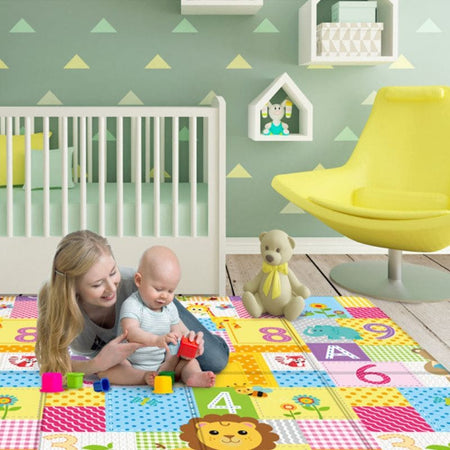 Maman et bébé jouant sur le grand tapis d'éveil à motif chiffres et animaux dans une chambre - Bébé Lova