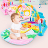 Bébé assis découvrant un tapis gym musical avec arche et jouets suspendus colorés - Bébé Lova