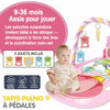 Bébé assis jouant avec les jouets suspendus du tapis d’éveil musical rose - Bébé Lova