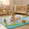 Bébé sur le ventre jouant sur le tapis de jeu éducatif face nature bleu et vert dans une chambre lumineuse - Bébé Lova
