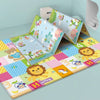 Tapis de jeu éducatif pliable double face partiellement déplié et dressé montrant la face jungle ciel bleu et la face animaux colorée - Bébé Lova