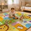 Bébé assis jouant avec des jouets en bois sur le tapis de jeu éducatif coloré à chiffres et animaux dans une chambre - Bébé Lova