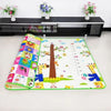 Tapis de jeu éducatif pliable déroulé dans un salon, motif girafe et toise de croissance - Bébé Lova