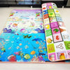 Tapis de jeu éducatif pliable double face océan et bordure alphabet montrant le pliage - Bébé Lova