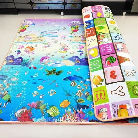 Tapis de jeu éducatif pliable double face océan et bordure alphabet montrant le pliage - Bébé Lova