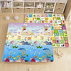 Tapis de jeu éducatif pliable double face plage et alphabet posé dans une chambre d'enfant - Bébé Lova