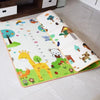 Tapis de jeu éducatif pliable partiellement plié, motif girafe et toise de croissance - Bébé Lova