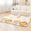 Tapis de jeu éducatif pliable motif animaux installé dans un salon devant un canapé - Bébé Lova