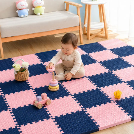 Bébé jouant assis sur un tapis puzzle SoftFloor coloris bleu marine et rose dans un salon - Bébé Lova
