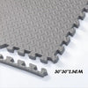 Dalle de tapis puzzle SoftFloor grise en gros plan avec ses bords emboîtables, dimensions 30 x 30 x 2,5 cm - Bébé Lova