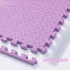 Dalle de tapis puzzle SoftFloor mauve en gros plan avec ses bords emboîtables, dimensions 30 x 30 x 2,5 cm - Bébé Lova