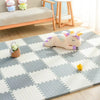 Tapis puzzle SoftFloor coloris gris et blanc dans un salon avec une peluche licorne - Bébé Lova