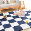 Tapis puzzle SoftFloor coloris bleu marine et blanc dans un salon avec une peluche licorne - Bébé Lova