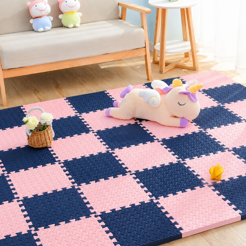 Tapis puzzle SoftFloor coloris bleu marine et rose dans un salon avec une peluche licorne - Bébé Lova