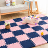 Tapis puzzle SoftFloor coloris bleu marine et rose dans un salon avec une peluche licorne - Bébé Lova