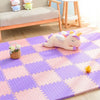 Tapis puzzle SoftFloor coloris violet et rose dans un salon avec une peluche licorne - Bébé Lova