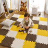 Bébé jouant assis sur un tapis puzzle PuzzleMat en mousse EVA coloris jaune, marron et blanc dans un salon - Bébé Lova
