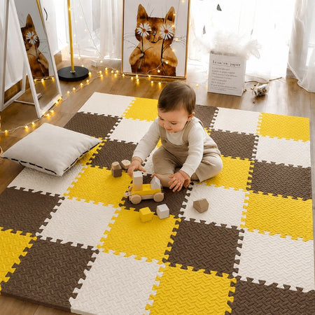Bébé jouant assis sur un tapis puzzle PuzzleMat en mousse EVA coloris jaune, marron et blanc dans un salon - Bébé Lova