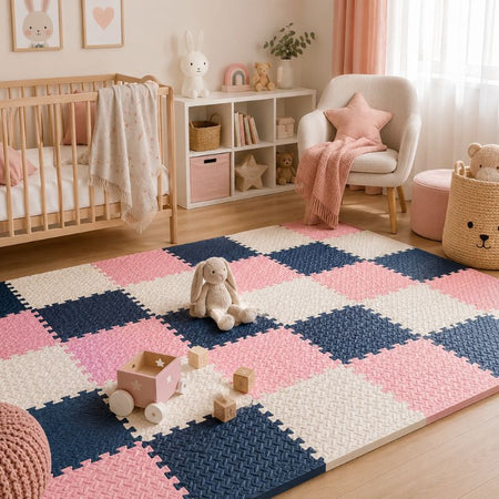 Tapis puzzle PuzzleMat coloris bleu marine, rose et écru dans une chambre de bébé avec une peluche lapin - Bébé Lova