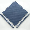 Dalles de tapis puzzle PuzzleMat bleu marine en gros plan avec leurs bords emboîtables et bordures - Bébé Lova