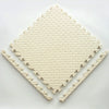 Dalles de tapis puzzle PuzzleMat écru en gros plan avec leurs bords emboîtables et bordures - Bébé Lova