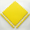 Dalles de tapis puzzle PuzzleMat jaunes en gros plan avec leurs bords emboîtables et bordures - Bébé Lova