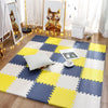 Tapis puzzle PuzzleMat coloris jaune, bleu marine et blanc assemblé dans un salon - Bébé Lova