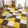 Tapis puzzle PuzzleMat coloris jaune, marron et écru assemblé dans un salon - Bébé Lova