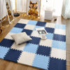 Tapis puzzle PuzzleMat coloris bleu marine, bleu clair et écru assemblé dans un salon - Bébé Lova
