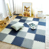 Tapis puzzle PuzzleMat coloris bleu marine, gris et écru assemblé dans un salon - Bébé Lova