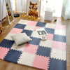 Tapis puzzle PuzzleMat coloris bleu marine, rose et écru assemblé dans un salon - Bébé Lova