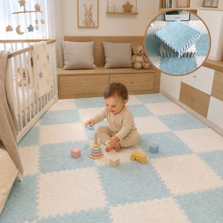 Bébé jouant sur un tapis puzzle CozyMat bleu clair et écru dans une chambre, avec aperçu des dalles emboîtables - Bébé Lova