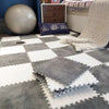 Tapis puzzle CozyMat en peluche coloris gris et blanc assemblé dans une chambre - Bébé Lova