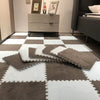 Tapis puzzle CozyMat en peluche coloris marron et blanc assemblé dans une chambre - Bébé Lova