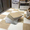 Dalles de tapis puzzle CozyMat en peluche coloris beige et blanc empilées avec une peluche écureuil - Bébé Lova