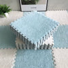 Dalles de tapis puzzle CozyMat en peluche coloris bleu clair et blanc empilées dans un intérieur - Bébé Lova