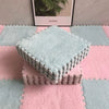 Dalles de tapis puzzle CozyMat en peluche coloris bleu et rose empilées dans un intérieur - Bébé Lova