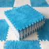 Dalles de tapis puzzle CozyMat en peluche coloris bleu turquoise et blanc empilées - Bébé Lova